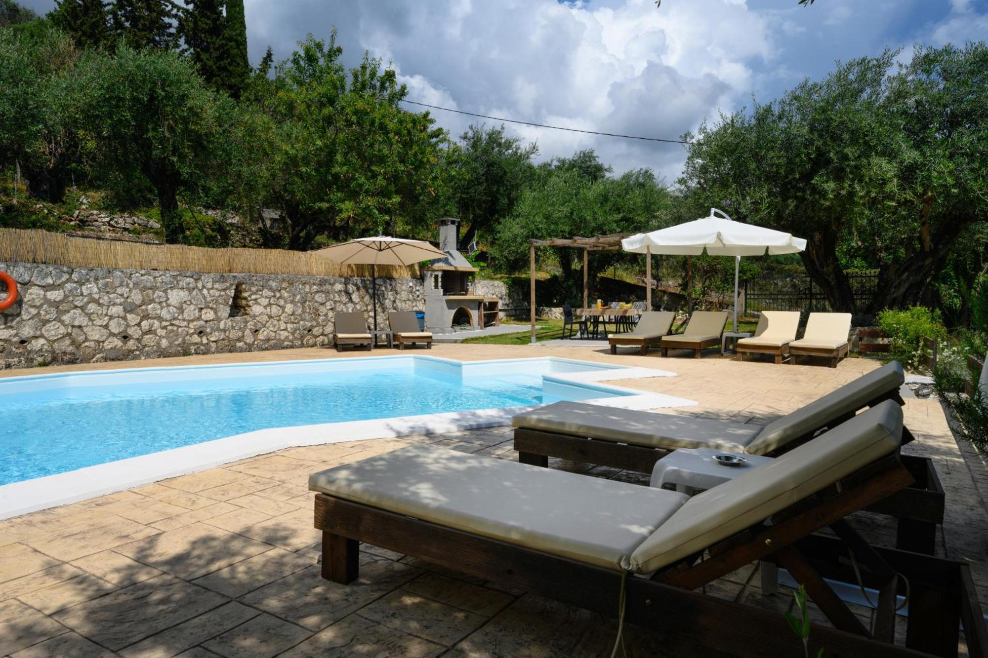 Olive Grove Poolside Apartments Benitses  Exterior photo
