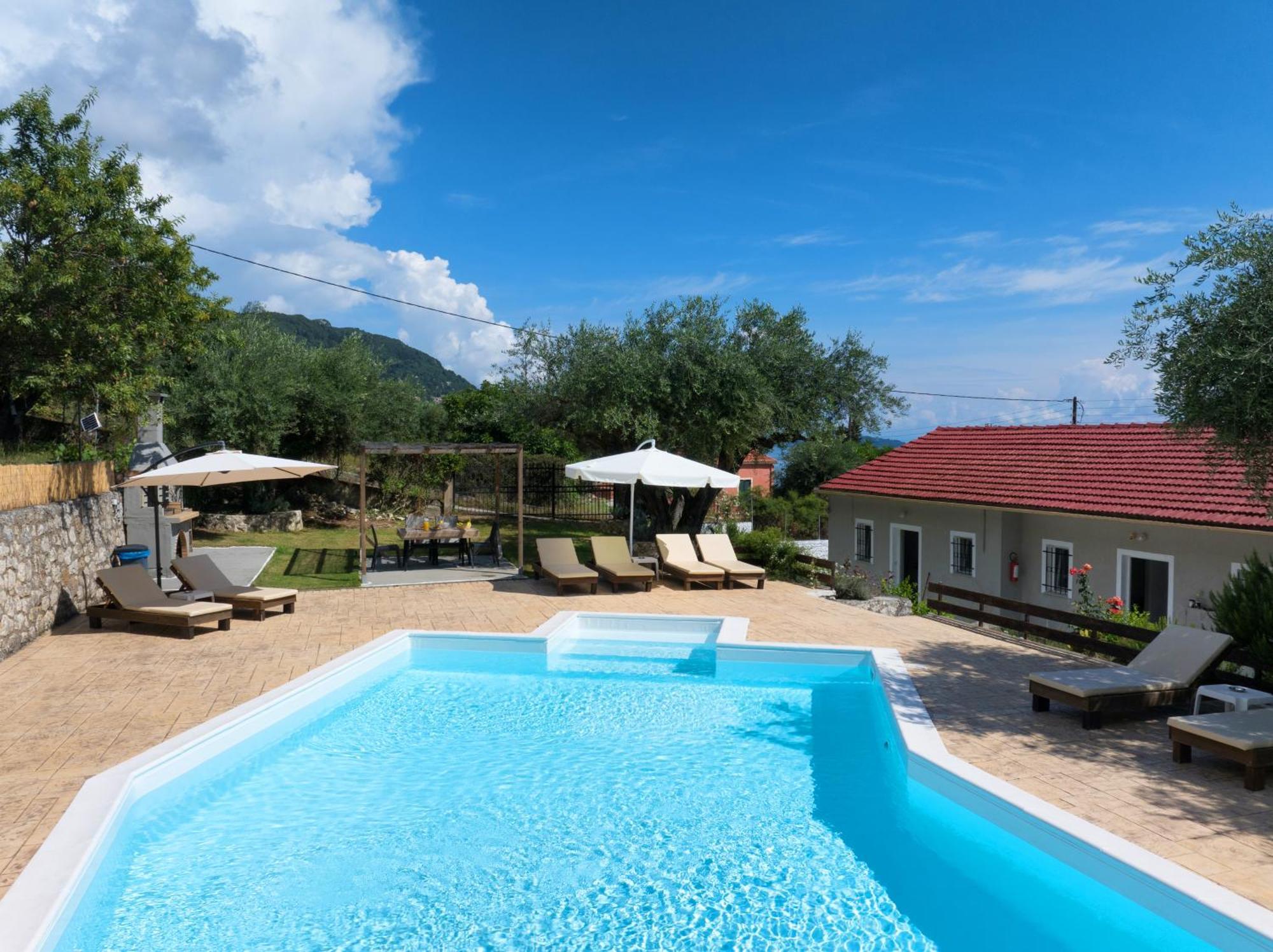 Olive Grove Poolside Apartments Benitses  Exterior photo